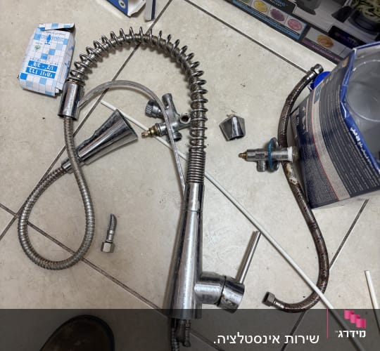 חלקי ברז וצינורות על רצפה, עבודה בתחום האינסטלציה